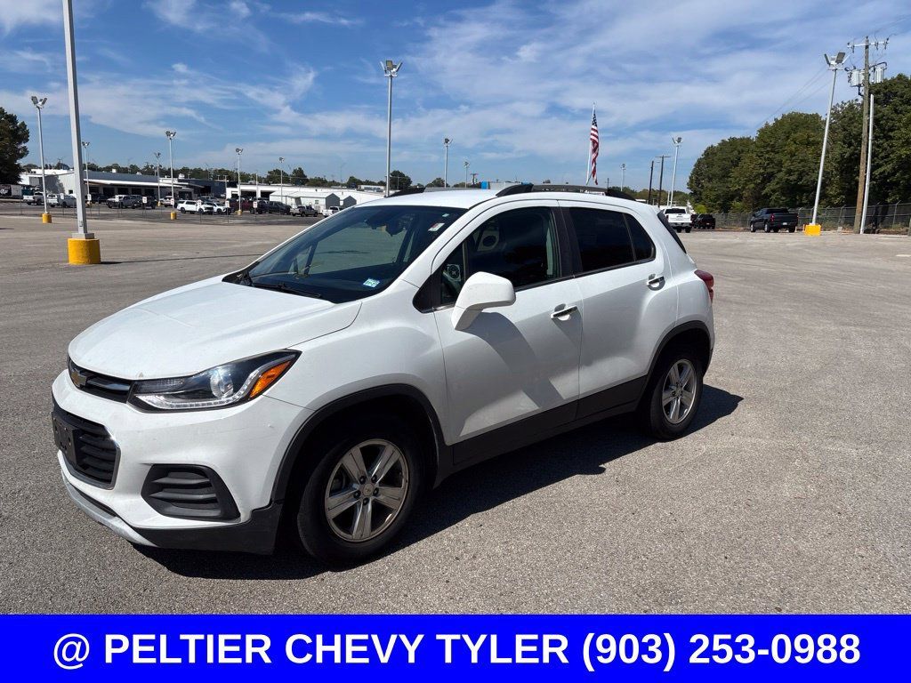 Used 2017 Chevrolet Trax LT w/ LT Convenience Package FWD image 3