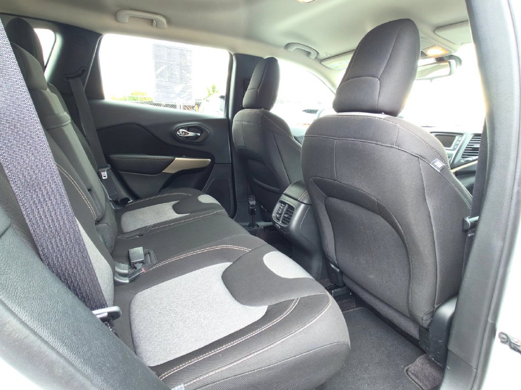 Used 2018 Jeep Cherokee Latitude w/ Safety Group AWD/4WD image 18