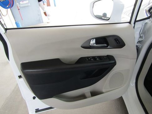 Used 2020 Chrysler Pacifica Touring-L FWD image 23