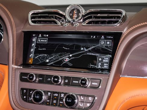 Used 2025 Bentley Bentayga image 38