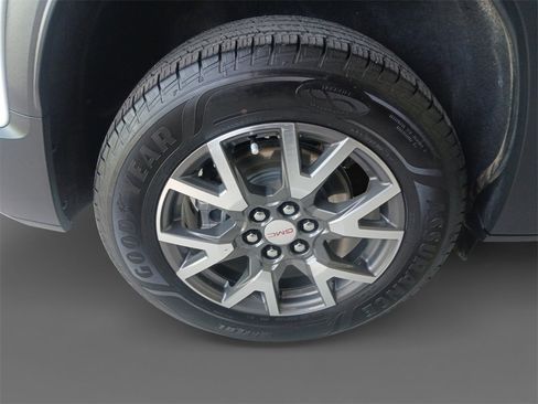 Used 2023 GMC Acadia SLE image 10