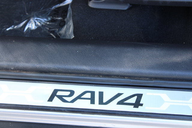 Used 2020 Toyota RAV4 LE w/ Carpet Mat Package AWD/4WD image 34
