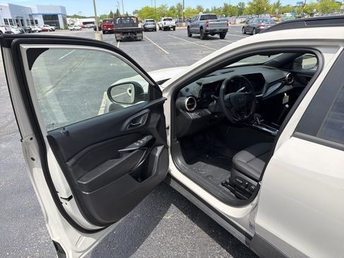 New 2026 Chevrolet Trax RS w/ Sunroof Package FWD image 9