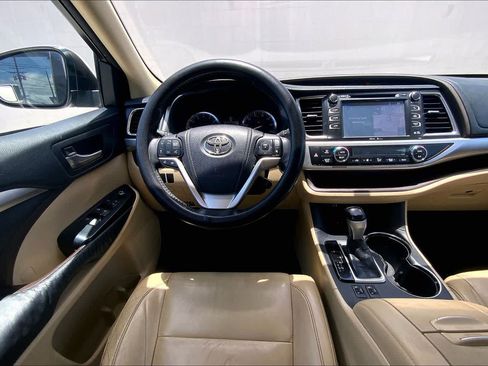 Used 2014 Toyota Highlander XLE w/ Preferred Accessory Package AWD/4WD image 14
