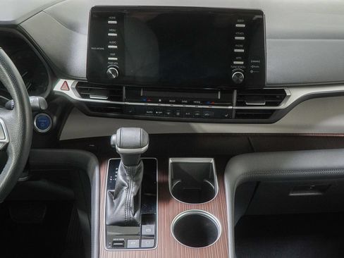 Used 2022 Toyota Sienna XLE AWD/4WD image 28