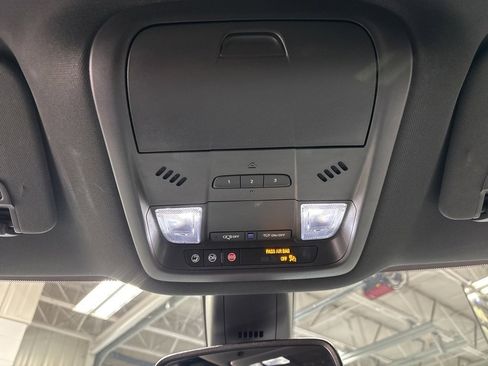 Used 2023 Buick Enclave Essence image 15