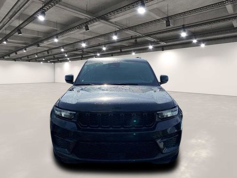 Used 2024 Jeep Grand Cherokee Altitude image 2