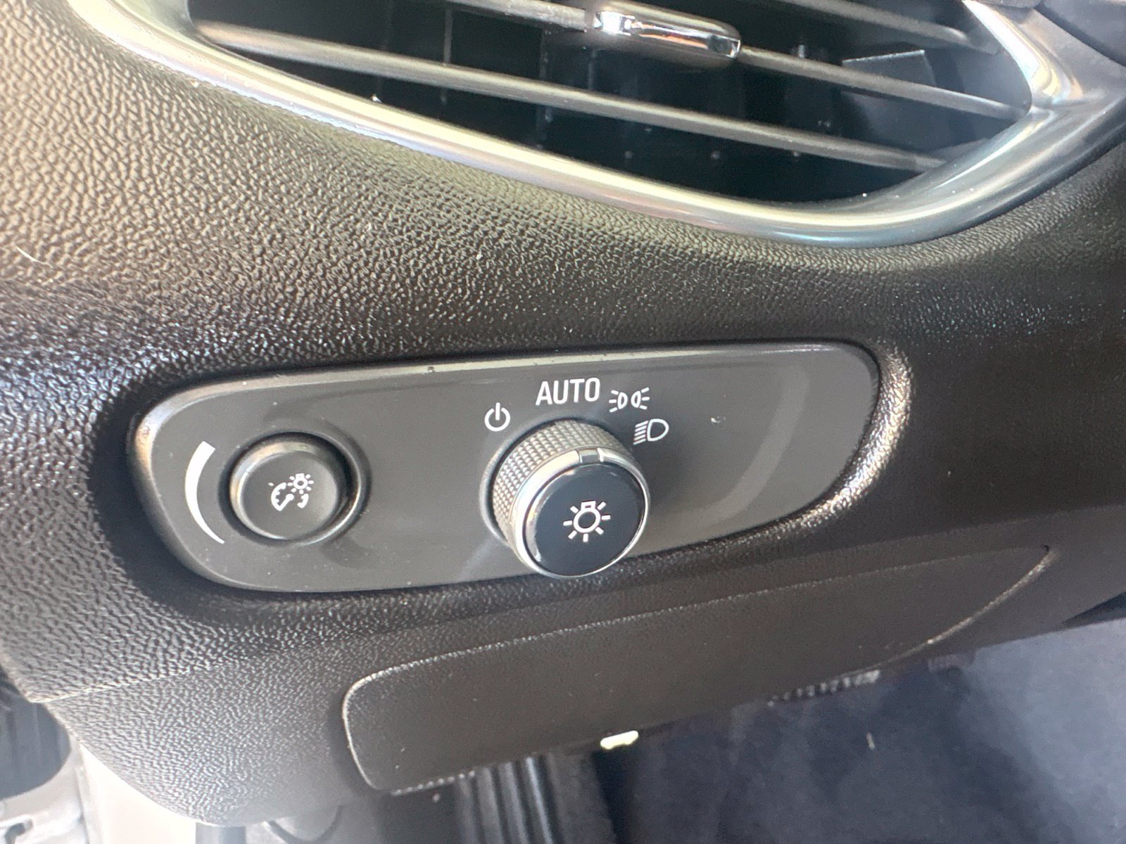 Used 2020 Chevrolet Malibu LT FWD image 12