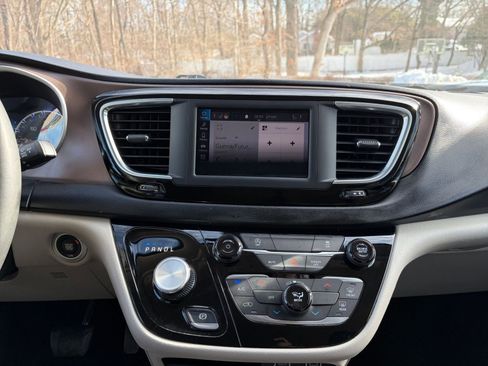 Used 2024 Chrysler Voyager LX image 17