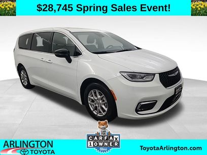 Used 2025 Chrysler Pacifica Select