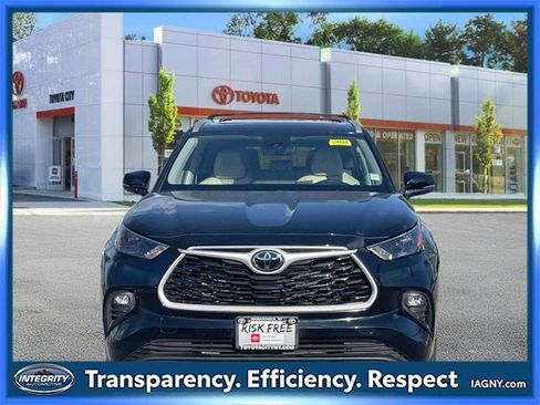 Certified 2023 Toyota Highlander XLE image 2