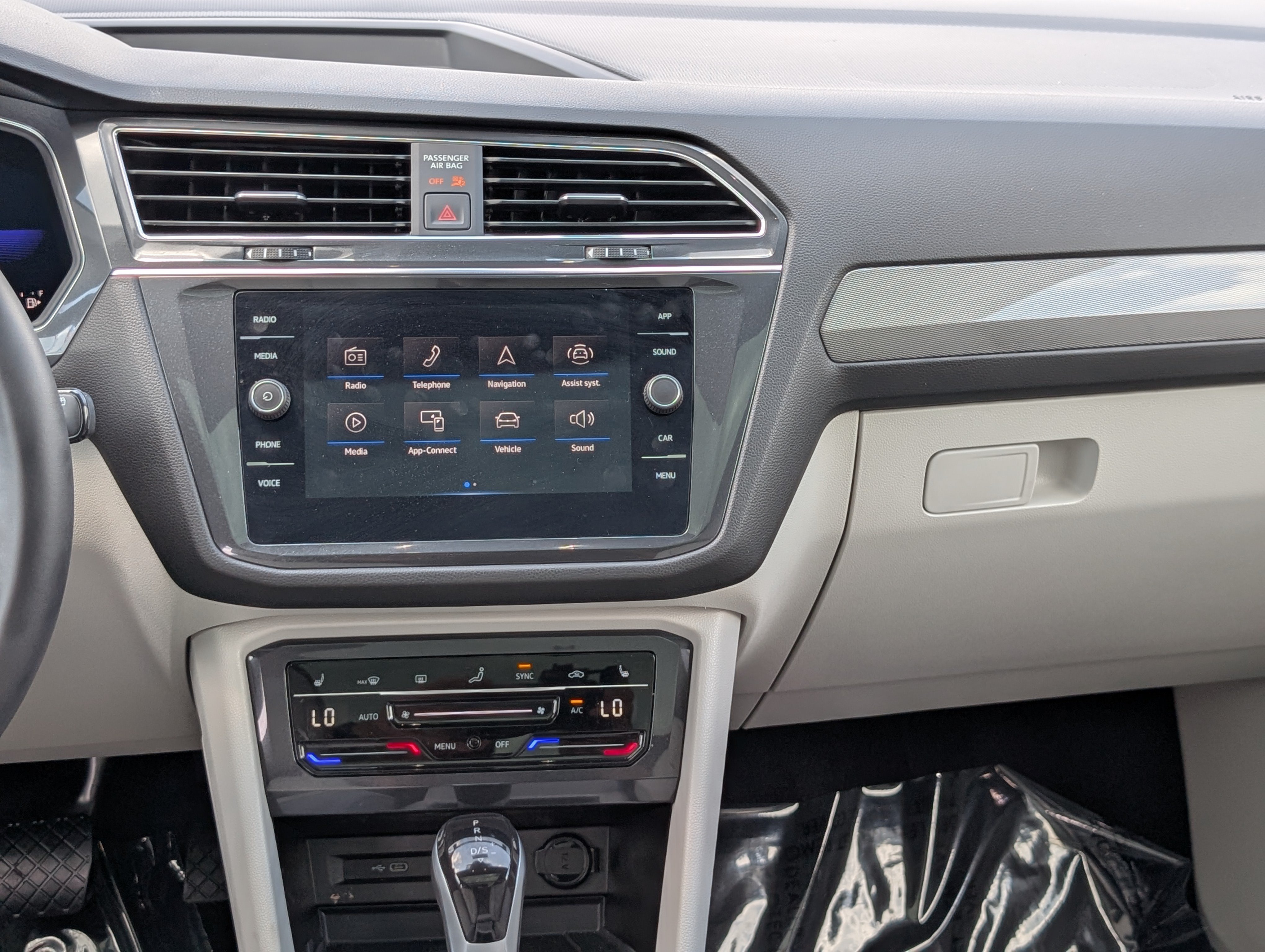 Used 2023 Volkswagen Tiguan SE w/ Panoramic Sunroof Package FWD image 18
