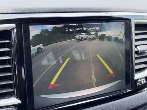 Used 2023 Chrysler Pacifica Touring-L FWD image 13
