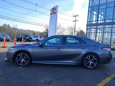 Used 2020 Toyota Camry SE image 3