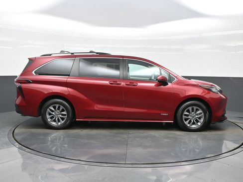 Used 2021 Toyota Sienna LE image 7