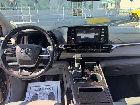 Used 2022 Toyota Sienna XLE FWD image 11
