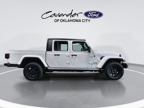 Used 2023 Jeep Gladiator Overland AWD/4WD image 9