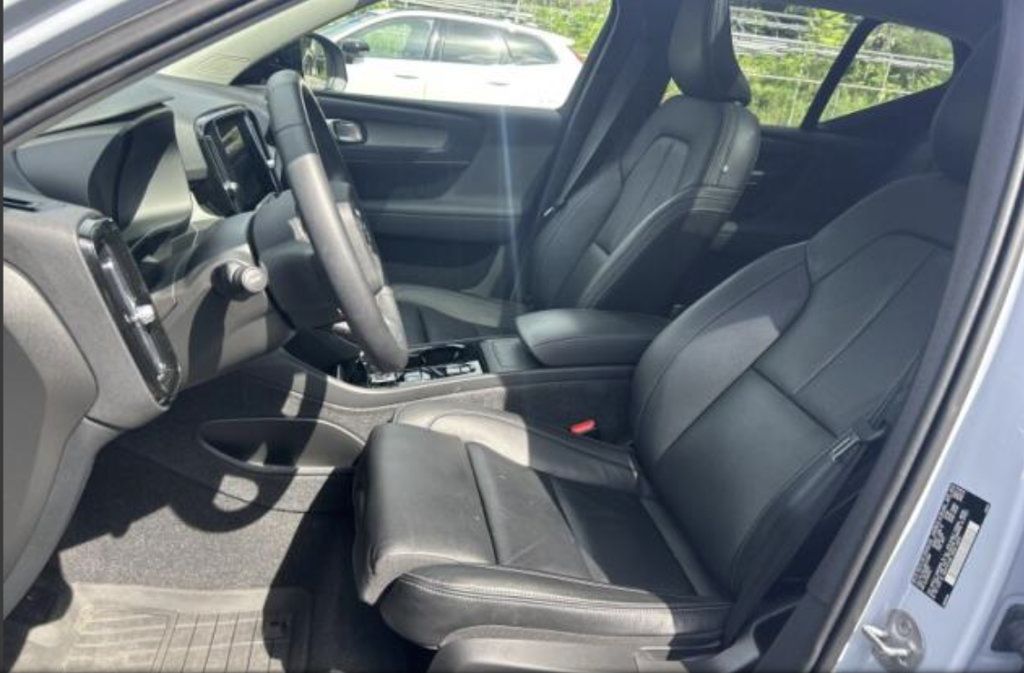 Used 2024 Volvo XC40 B5 Plus w/ Protection Package Premier AWD/4WD image 4