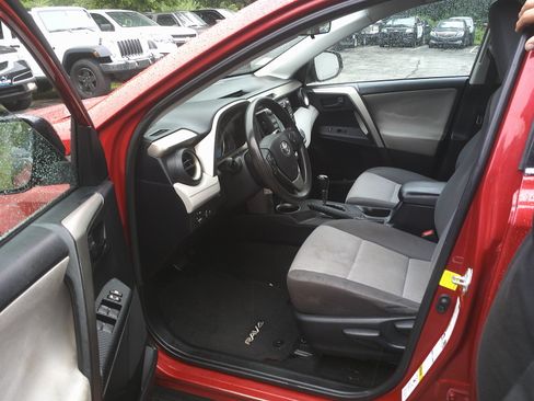 Used 2015 Toyota RAV4 LE AWD/4WD image 9