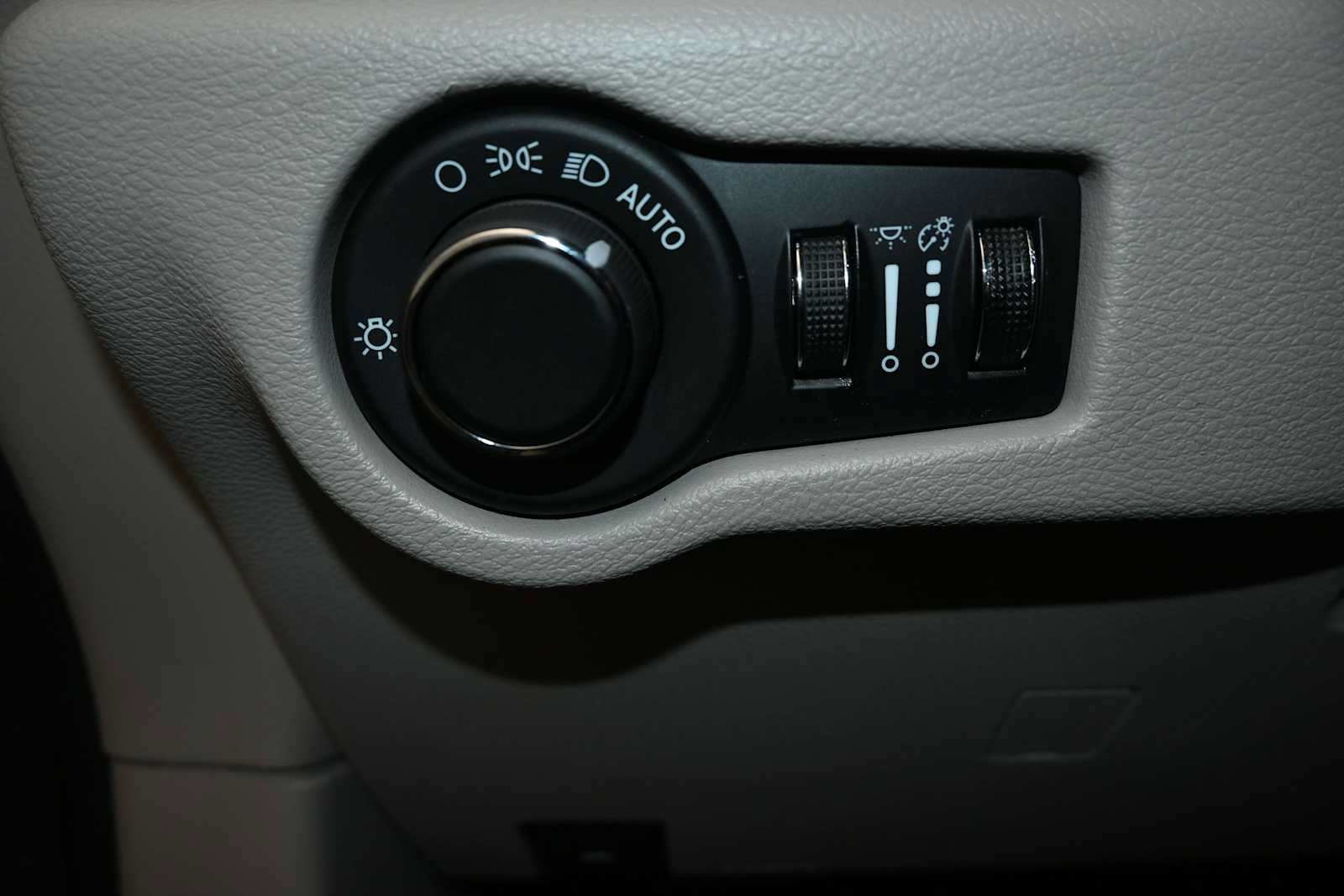 Used 2023 Chrysler Voyager LX FWD image 19