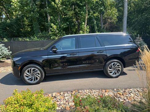 New 2025 Lincoln Navigator L Reserve image 2
