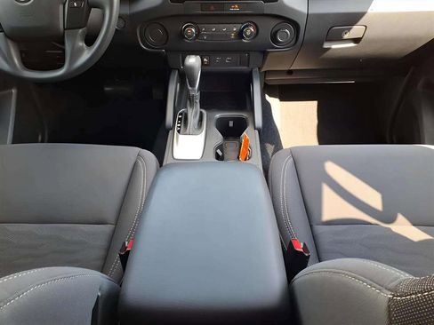 Used 2022 Nissan Frontier SV w/ Technology Package image 11