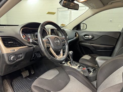 Used 2016 Jeep Cherokee Altitude w/ Cold Weather Group image 13