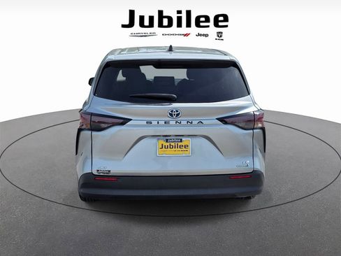 Used 2023 Toyota Sienna LE AWD/4WD image 3
