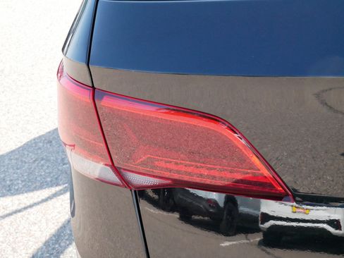 Used 2023 Volkswagen Taos SE w/ Panoramic Sunroof Package AWD/4WD image 18