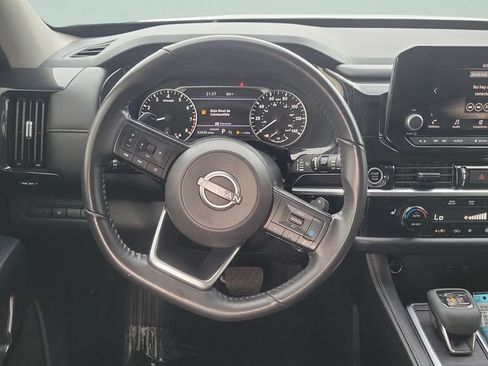 Used 2024 Nissan Pathfinder SV FWD image 12
