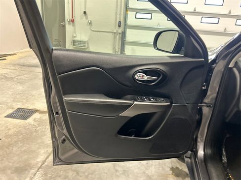 Used 2021 Jeep Cherokee Latitude Lux w/ Comfort/Convenience Group image 15