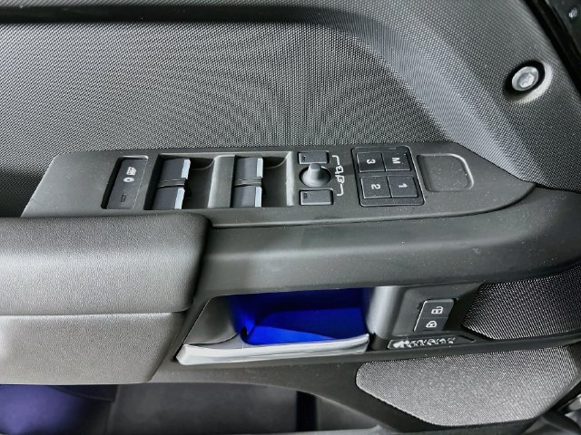 New 2026 Land Rover Defender 110 X-Dynamic SE AWD/4WD image 18