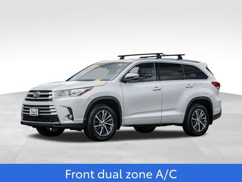 Used 2017 Toyota Highlander XLE AWD/4WD image 3