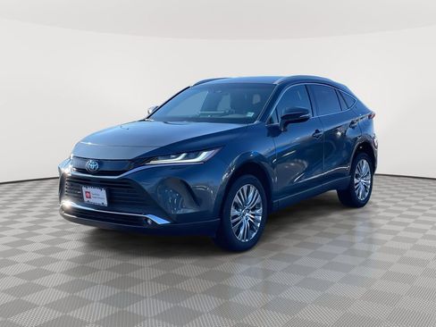 Used 2023 Toyota Venza XLE image 3