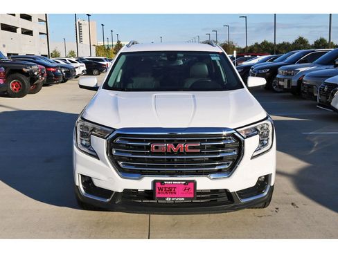 Used 2024 GMC Terrain SLT image 2