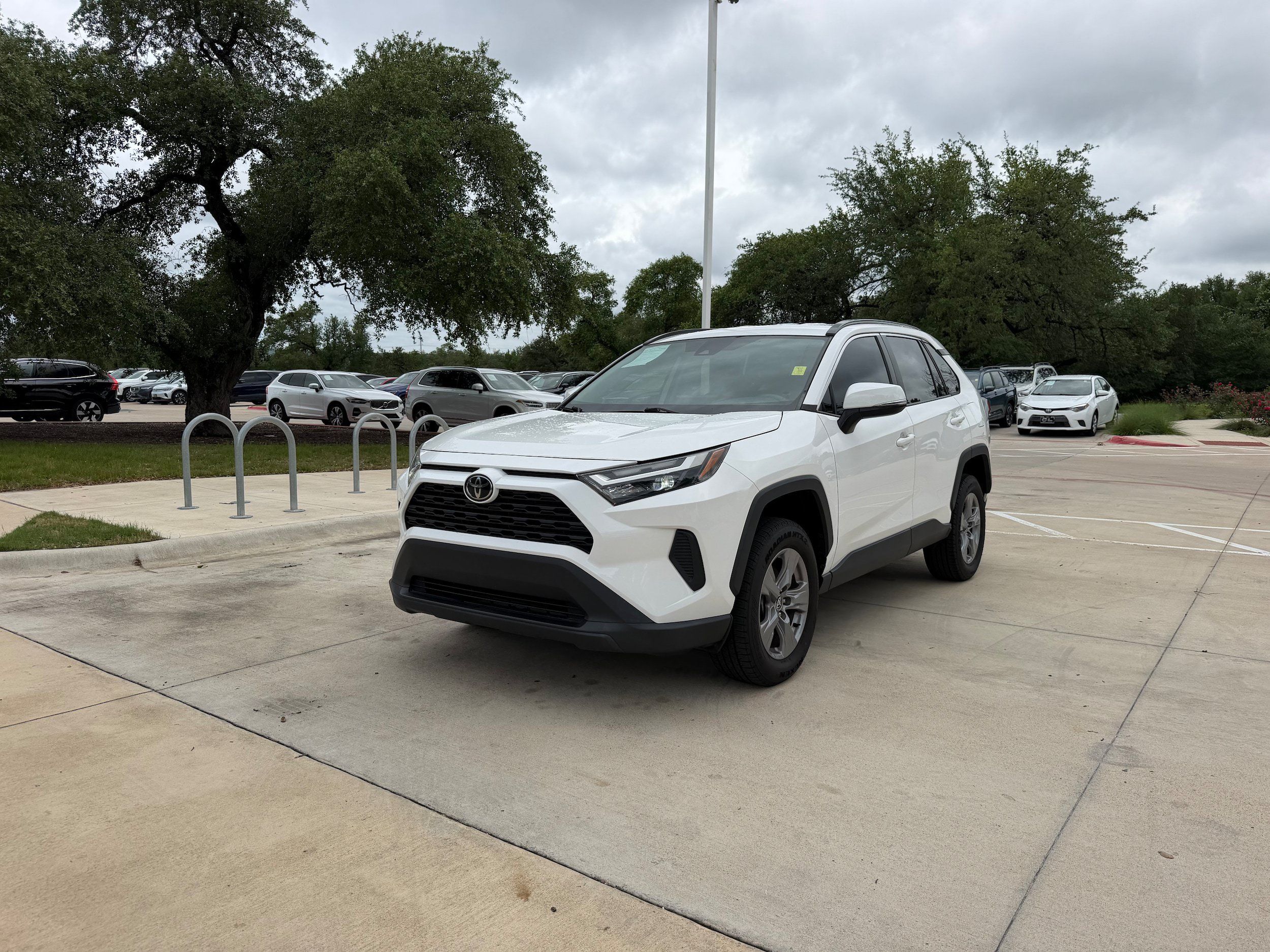 Used 2022 Toyota RAV4 XLE FWD image 2