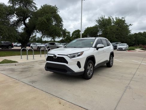 Used 2022 Toyota RAV4 XLE FWD image 2