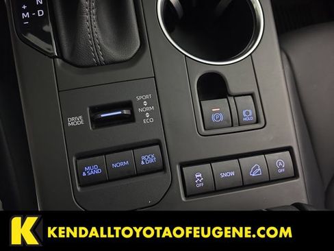 Used 2022 Toyota Highlander XLE AWD/4WD image 19