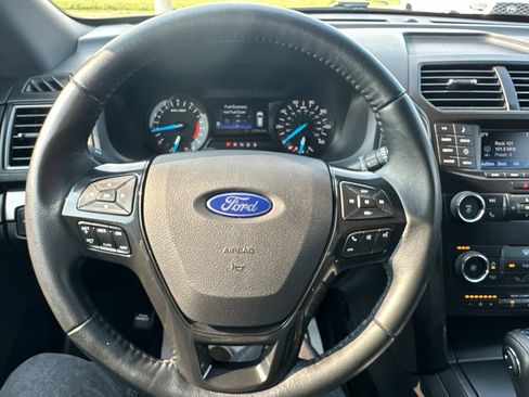 Used 2018 Ford Explorer XLT AWD/4WD image 50