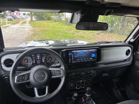 Used 2025 Jeep Wrangler Unlimited Sahara AWD/4WD image 34
