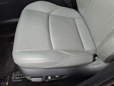 Used 2023 Toyota Venza Limited image 25