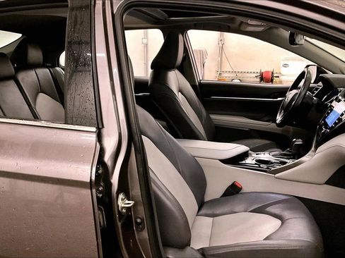 Used 2020 Toyota Camry XLE w/ Sunroof Package image 8