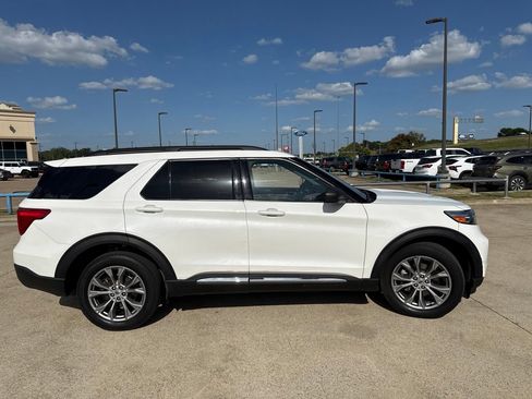 Used 2023 Ford Explorer XLT w/ Equipment Group 202A AWD/4WD image 17