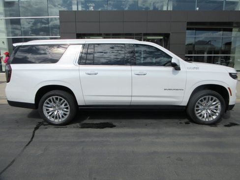 Used 2025 Chevrolet Suburban High Country AWD/4WD image 13