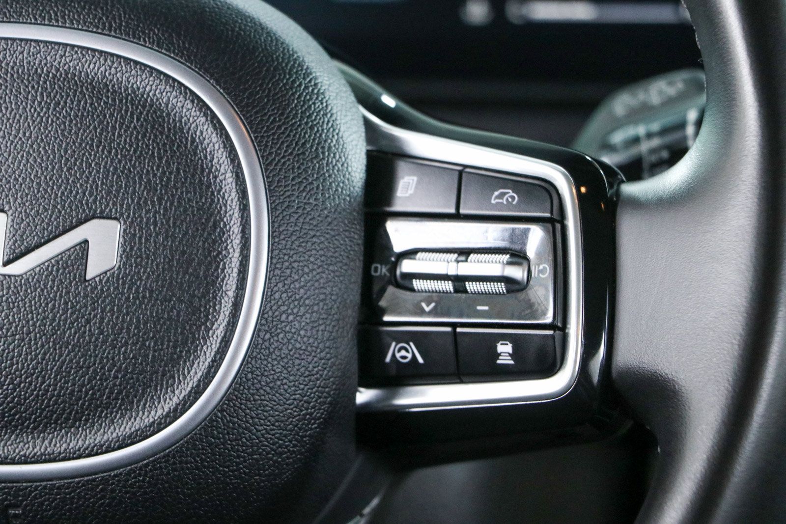 Used 2025 Kia Carnival FWD image 14