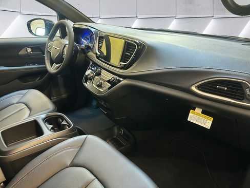 New 2026 Chrysler Pacifica Select image 16