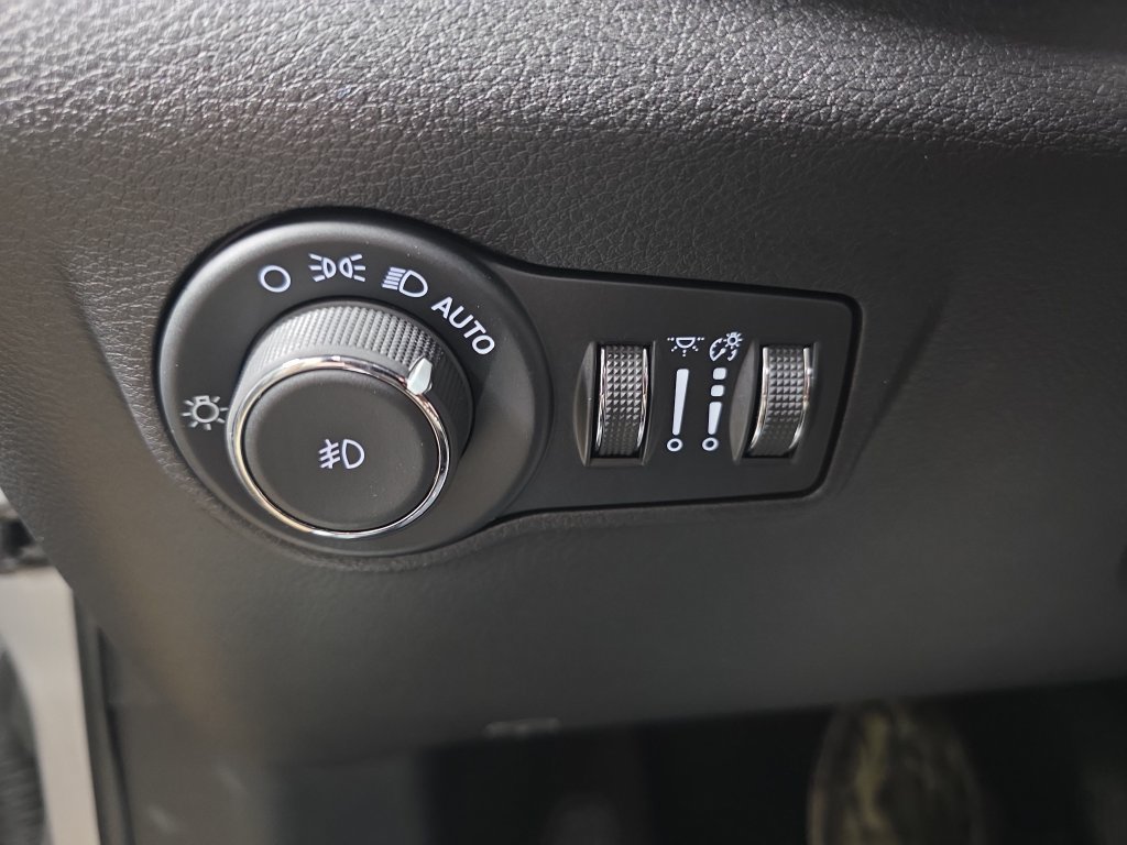 Used 2024 Jeep Compass Latitude AWD/4WD image 27