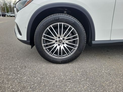 Used 2025 Mercedes-Benz GLC 300 4MATIC image 11