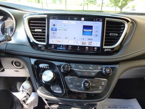 Used 2026 Chrysler Pacifica Select FWD image 30