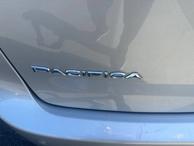 Used 2024 Chrysler Pacifica Touring-L FWD image 32